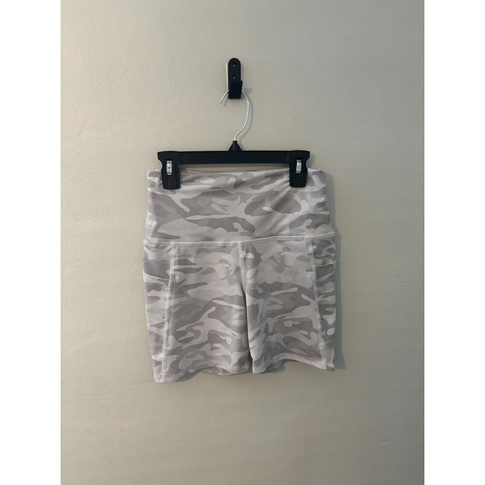 Evolution & Creation Women's Medium White Gray Camo Biker Shorts, Athletic Fit